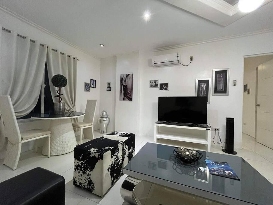 Kandi Big 1 Bedroom King Bed, Free Housekeeping, Wi-Fi Angeles Kültér fotó